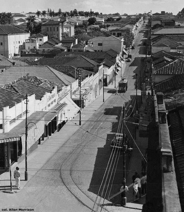 Uma vista de cartão postal olhando para o oeste na Rua General Osório do canto de Av. São Carlos. Nota rampas íngremes e o tapume passando para os bondes. A julgar pelos automóveis, esta foto foi tirada aproximadamente 1940.