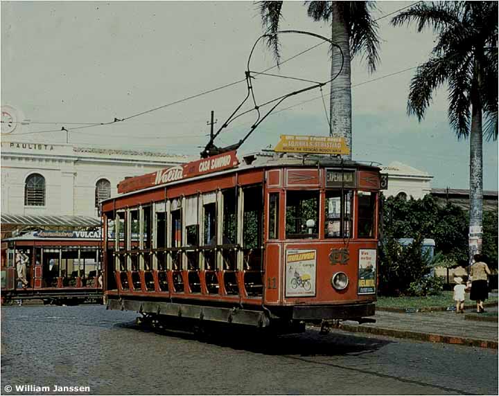 Tram 11 passa Praça Antônio Prado, em frente à estação Paulista. Como a maioria dos bondes que o Sr. Janssen viu em São Carlos em 1958, este teve suas plataformas fechado. O eléctrico número 17 passa no fundo. [William Janssen]