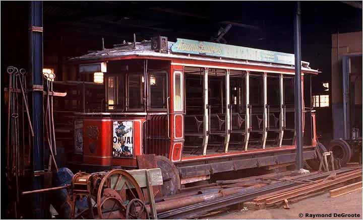 Após o tramway São Carlos encerrou em 1962, carro 7, ainda em sua condição original 1913, foi preservada na Vila Nery depósito. Esta foto foi tirada em 1963. [Raymond DeGroote]