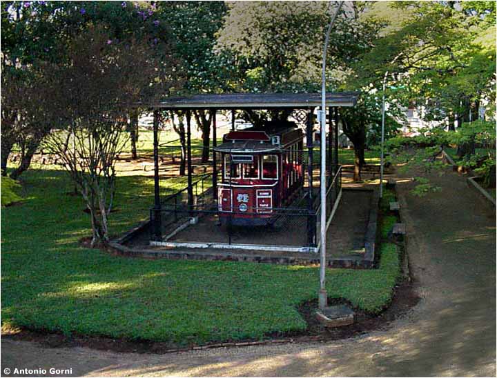 Tram 7 na Praça dos Voluntários em 2003. O Rotary Club São Carlos tem mantido o carro neste parque por 40 anos - quase tanto tempo quanto ele correu em São Carlos ruas! [Antonio Gorni]